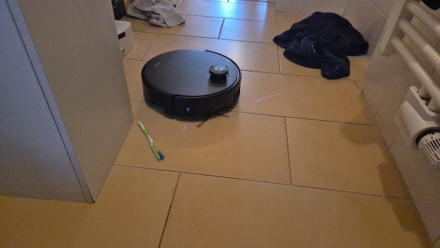 Hindernisse wie Klamotten, Kabel und Stifte auf dem Boden – der MOVA Z60 weicht ihnen erfolgreich aus.